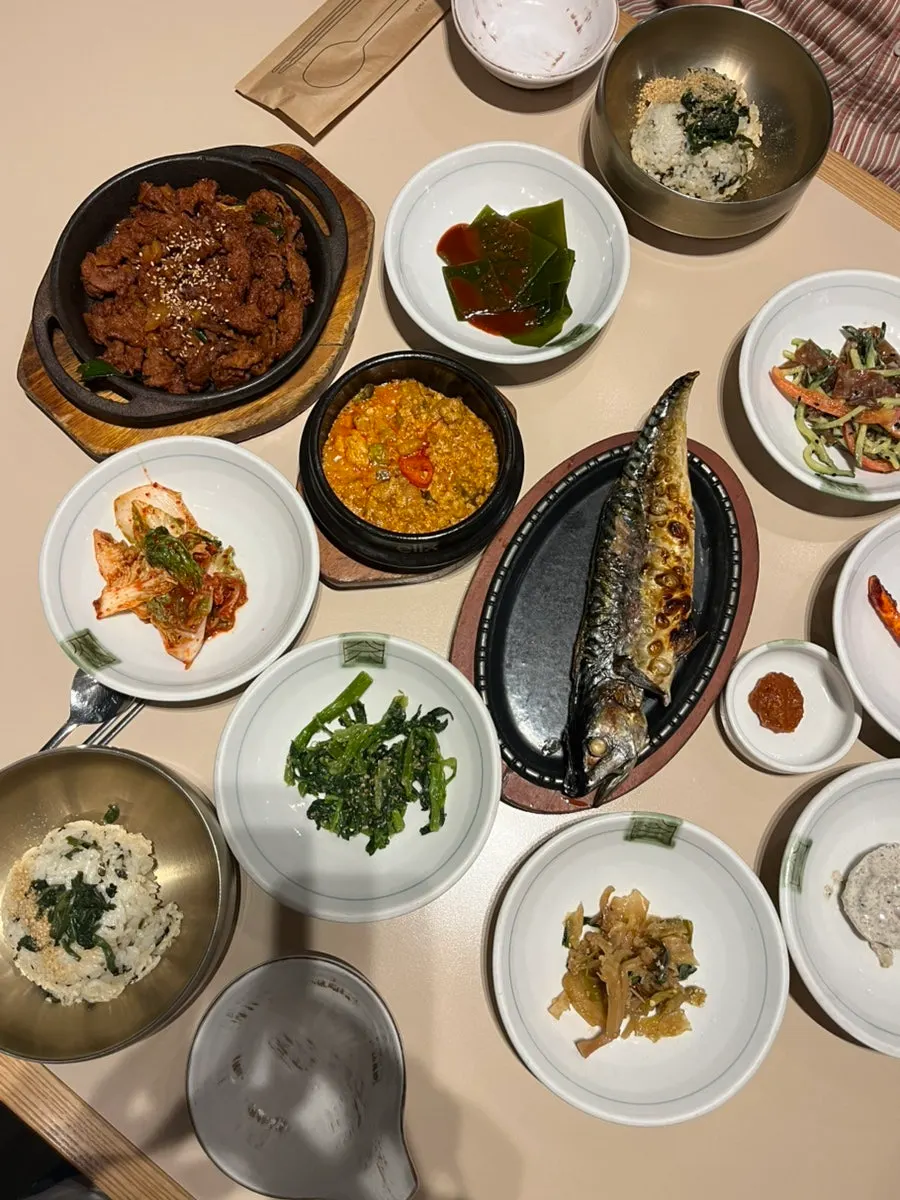 매장 내 대기 공간과 세면대