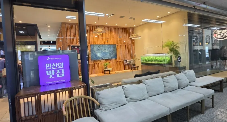 소파가 놓인 대기 공간