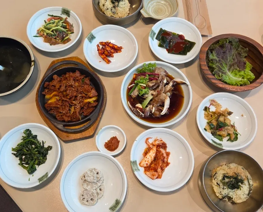 접시 가득 담긴 제주금게장