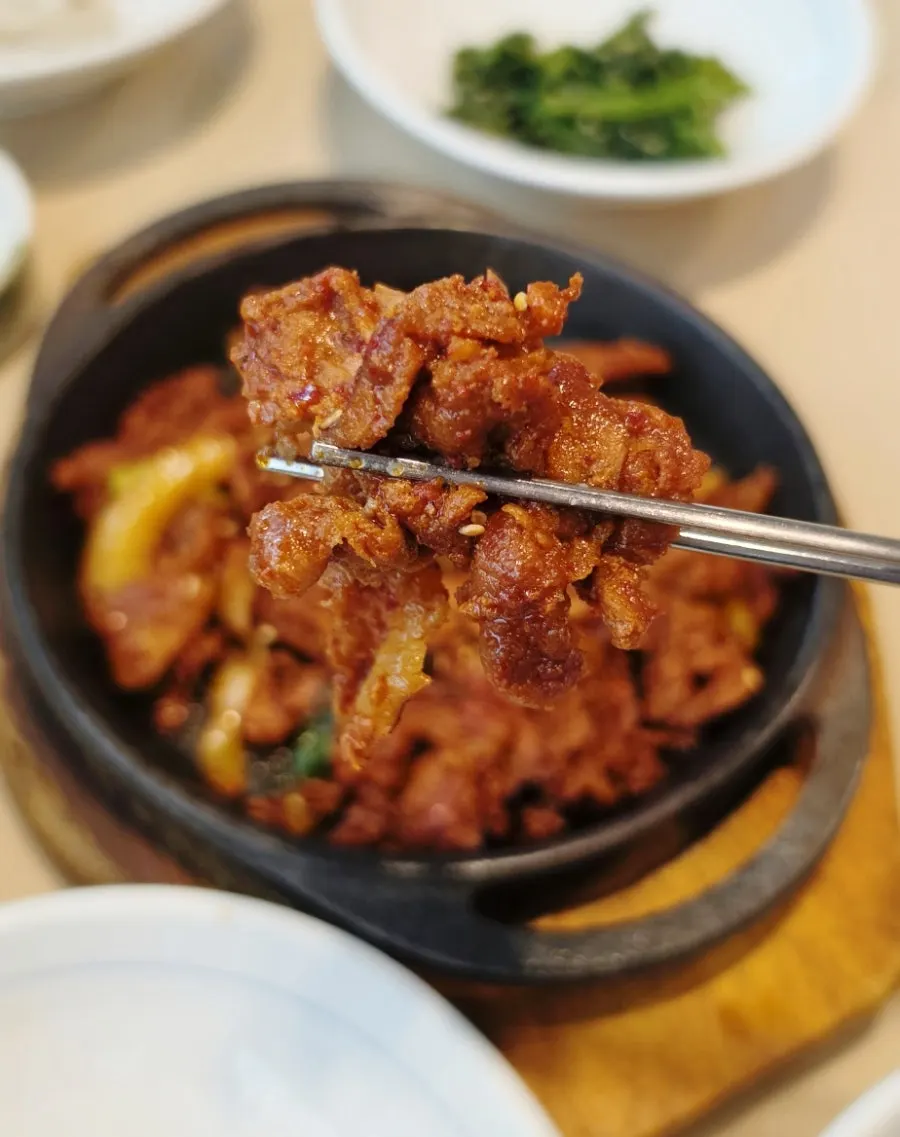 곤드레밥에 올린 제육볶음 한 점