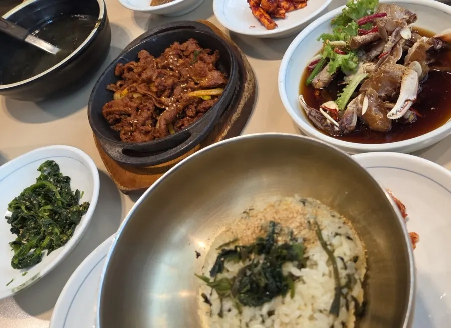 곤드레밥에 게살을 올린 비빔밥