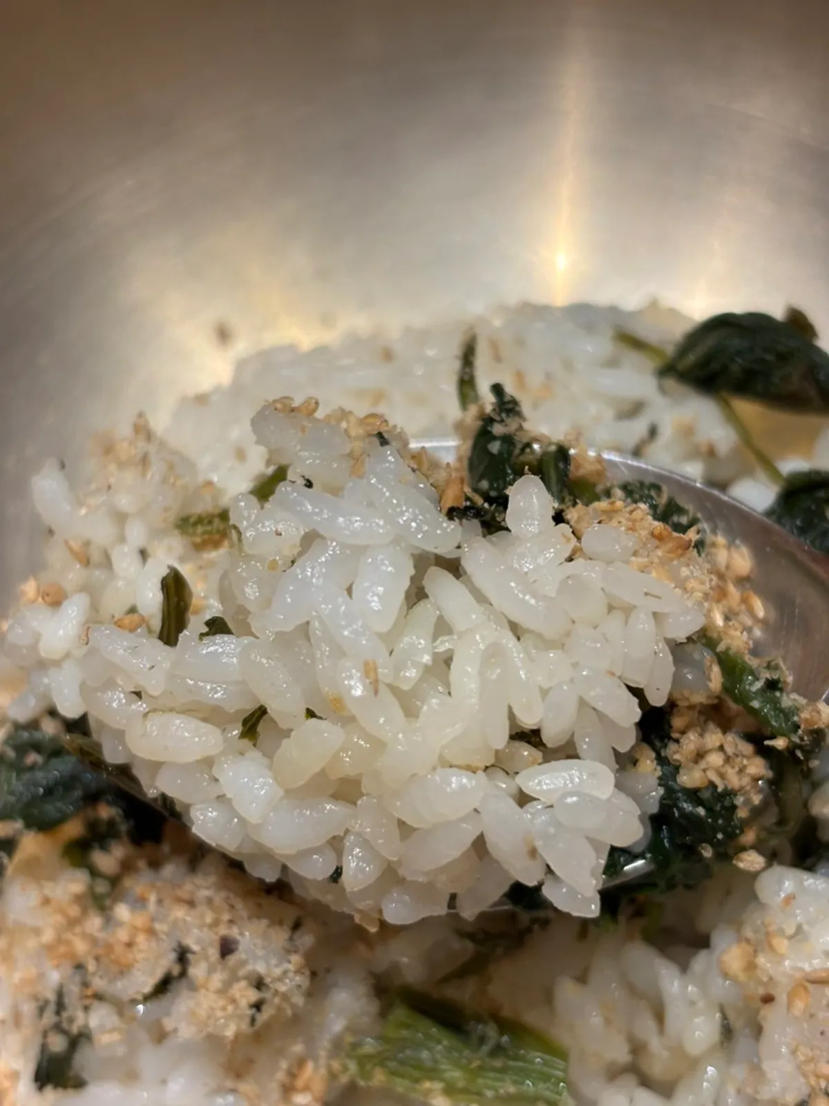 Glossy gondre rice mixed with herbs