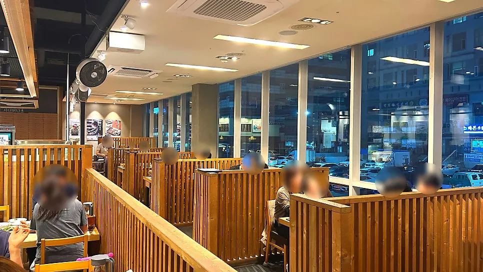 넓게 펼쳐진 영월애곤드레 안산점 홀 내부