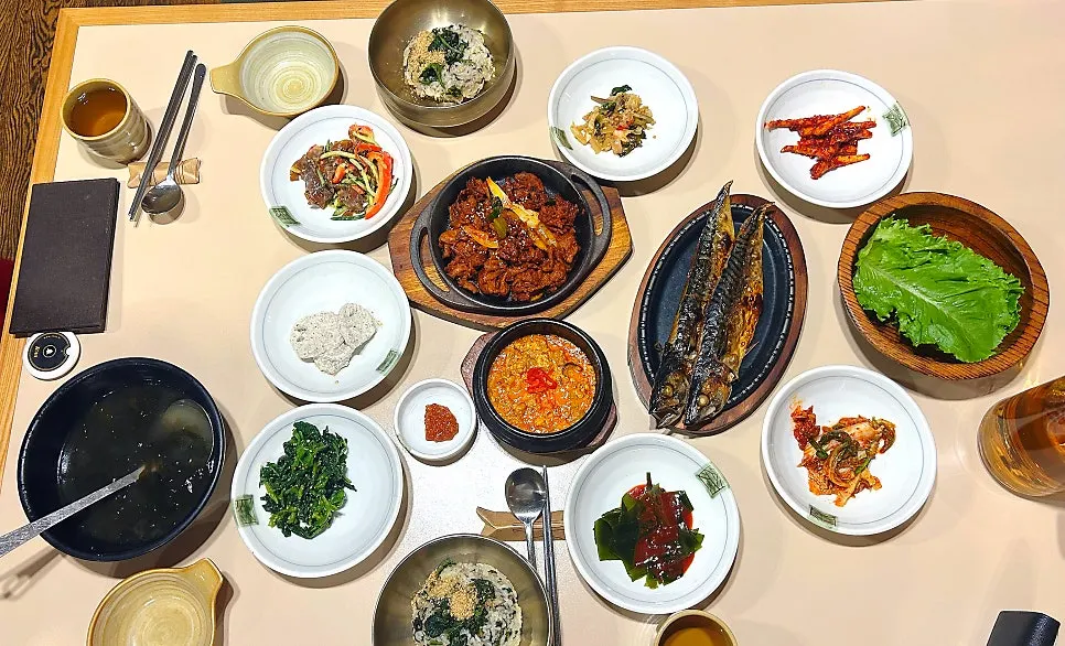 매실차와 식혜가 준비된 후식 코너