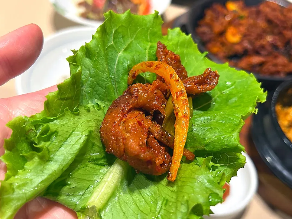 상추에 제육과 채소를 올린 쌈