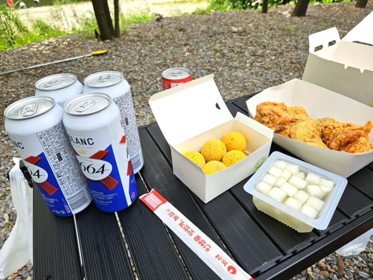 숙소 의자와 테이블로 만든 강가 자리