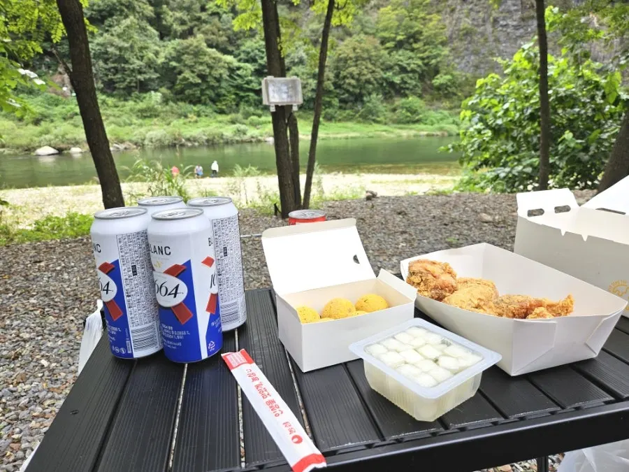 강가 테이블에 차린 저녁 음식