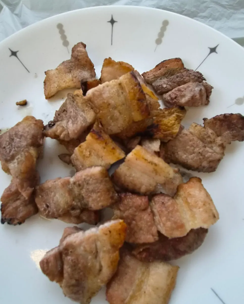 A plate of charcoal-grilled samgyeopsal