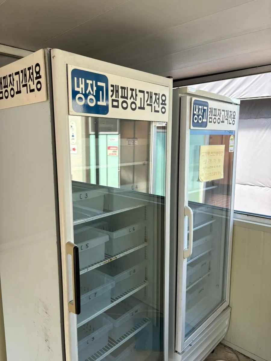 주방세제가 있는 캠핑장 싱크대