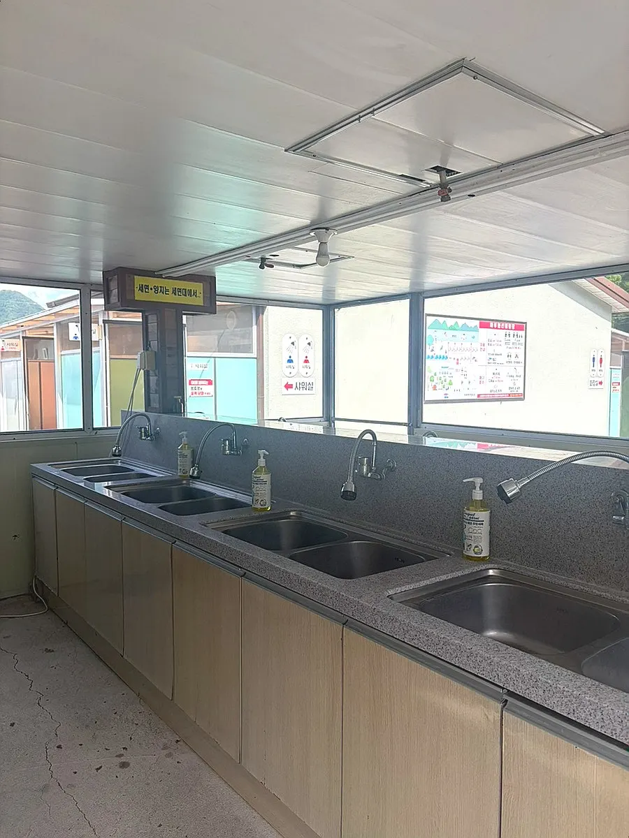 Facilities near the washing-up area and showers