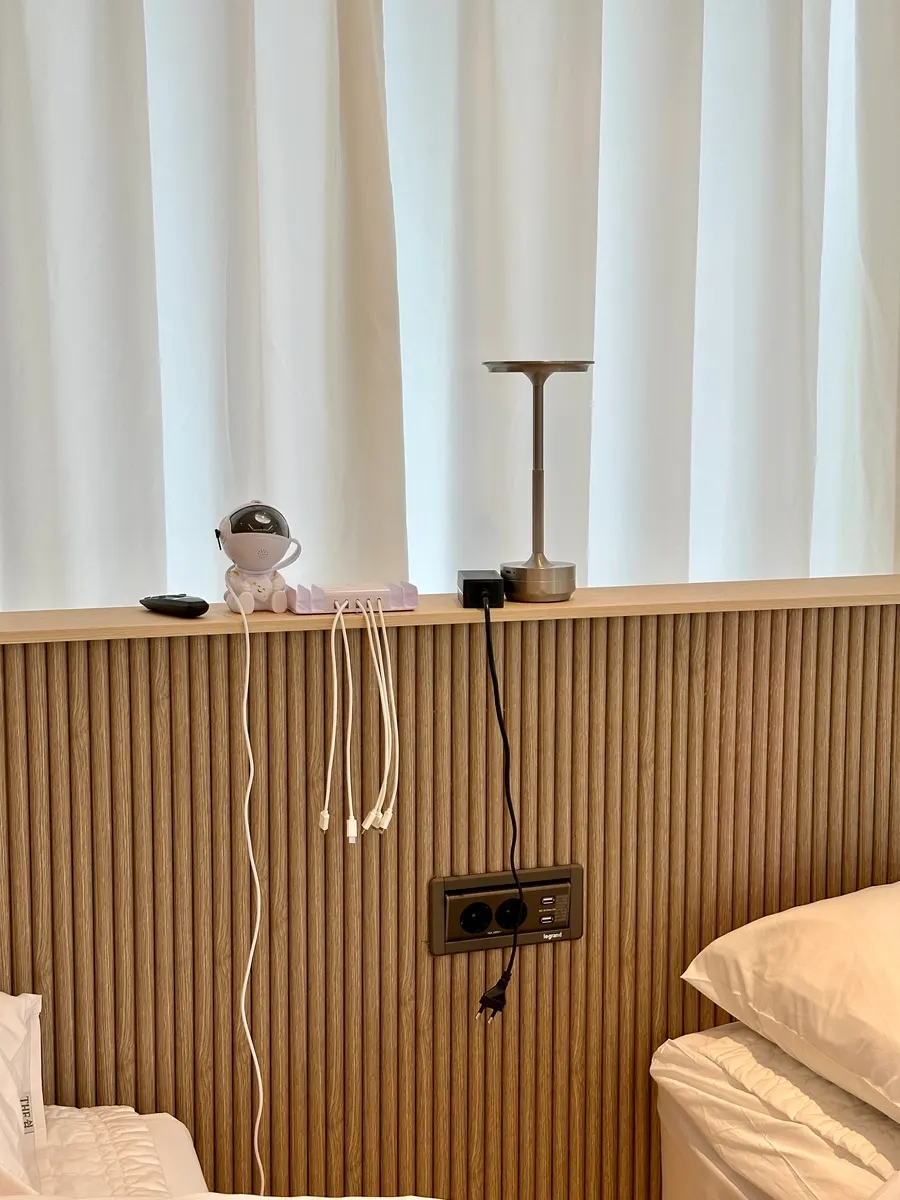 통창 옆 퀸 침대 두 개