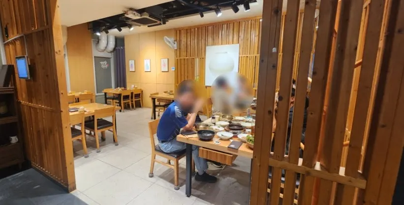 식당 입구쪽 손 씻는 세면대