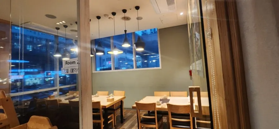 전면유리창으로 개방감 있는 홀 좌석