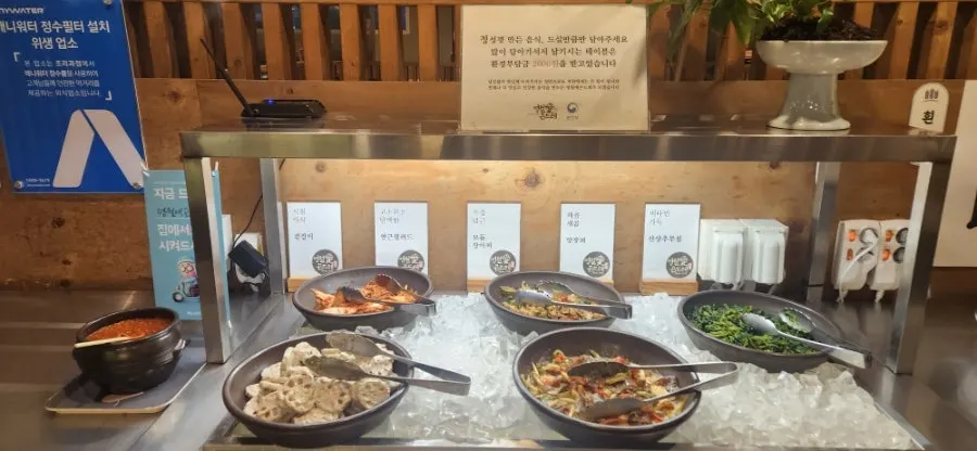 낮은 가림막이 있는 창가 좌석