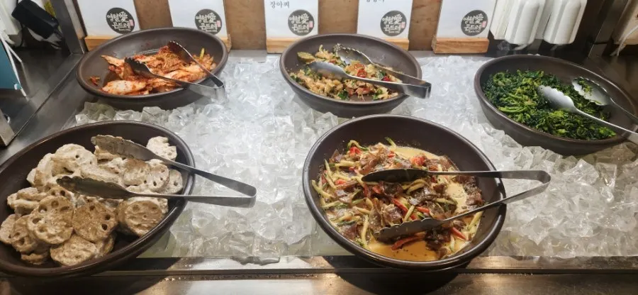 창가 테이블 세팅