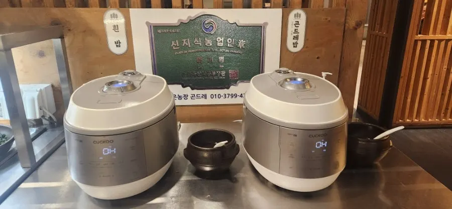 창밖이 보이는 2층 창가 자리