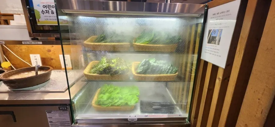 연근샐러드와 양장피, 장아찌 셀프바 코너