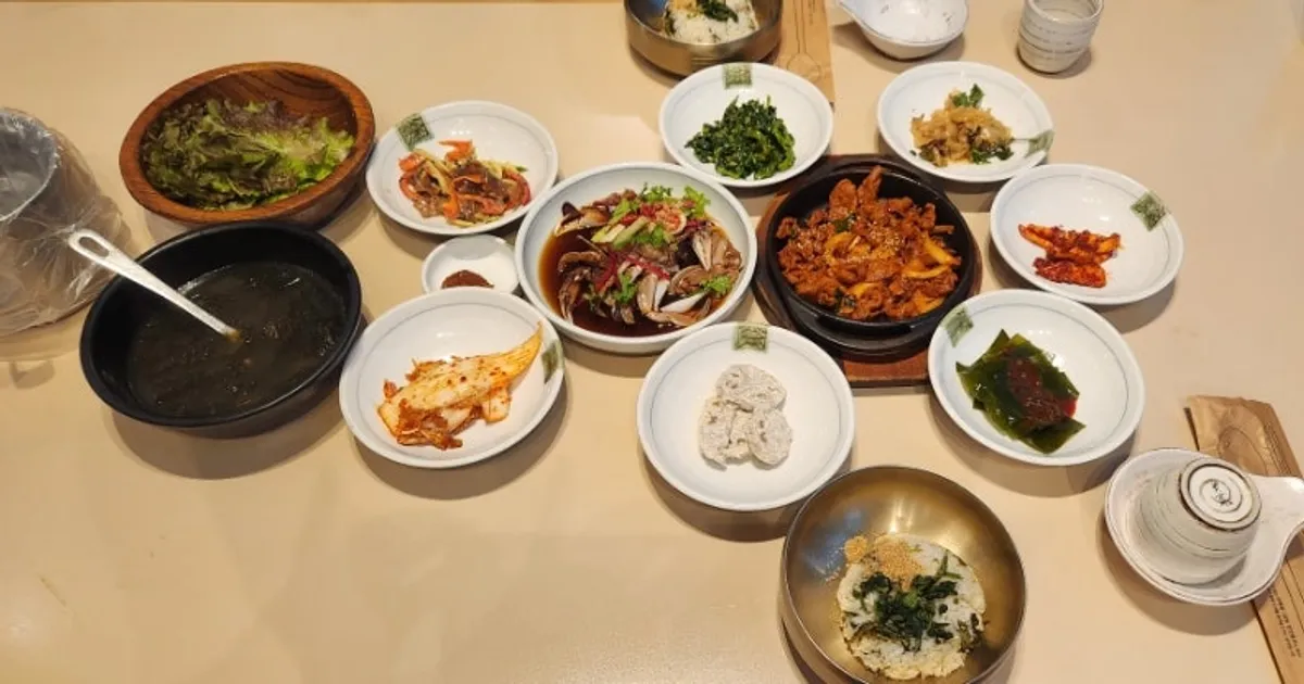 매실차와 식혜, 쌈채소가 준비된 셀프바
