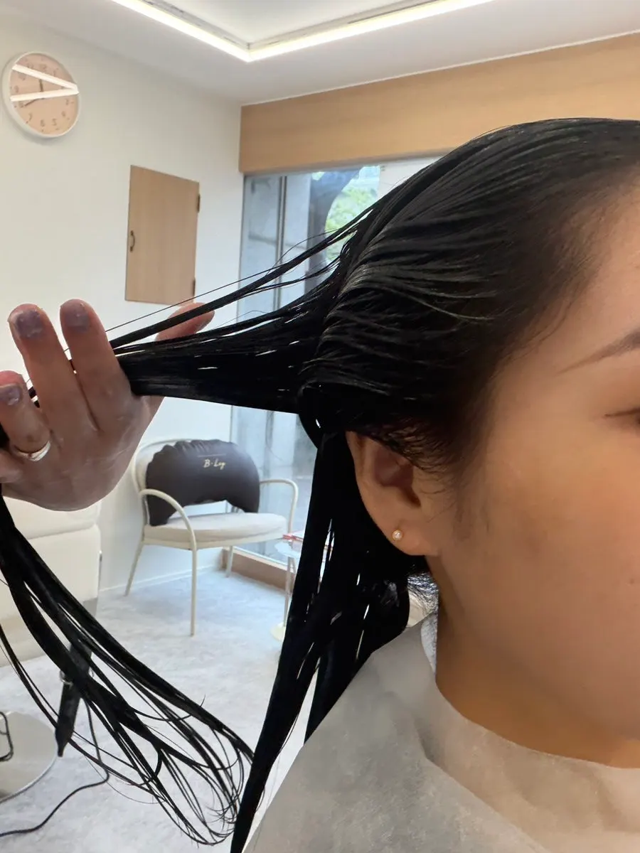 숱 많은 긴 머리 클리닉 도포 장면