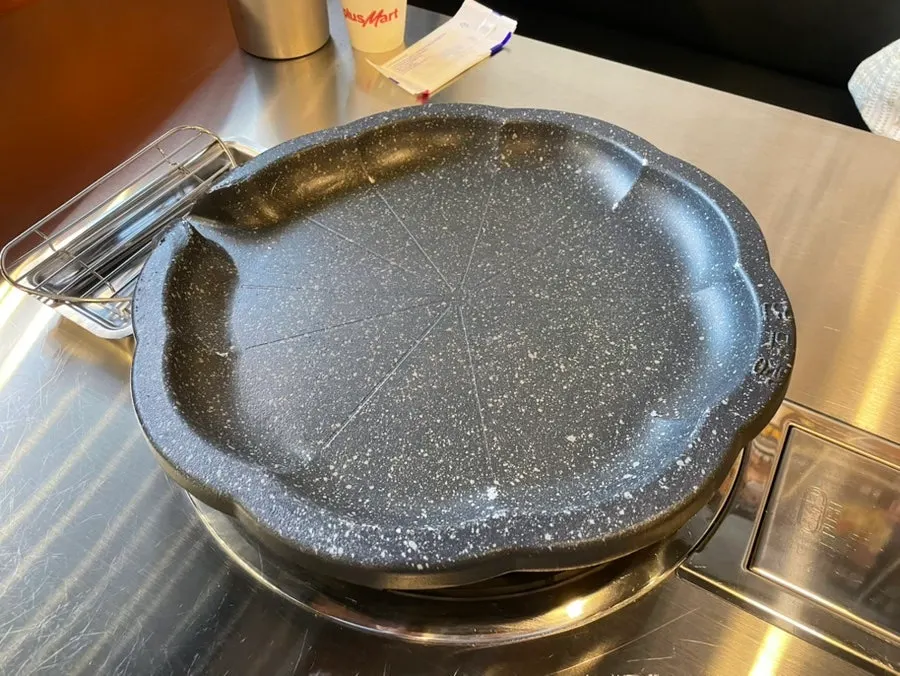 테이블이 놓인 매장 홀 전경