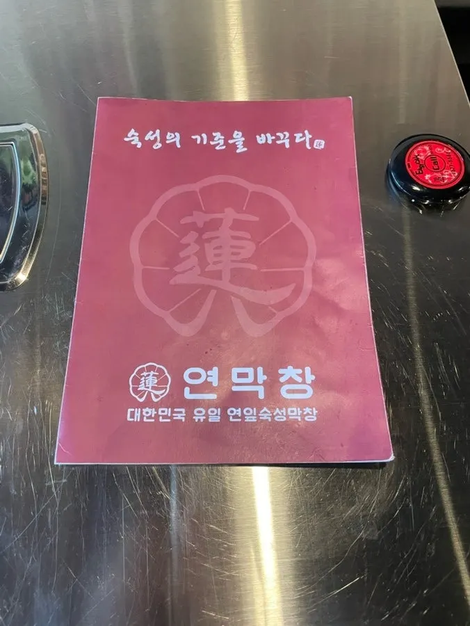 창가 좌석에 앉은 테이블