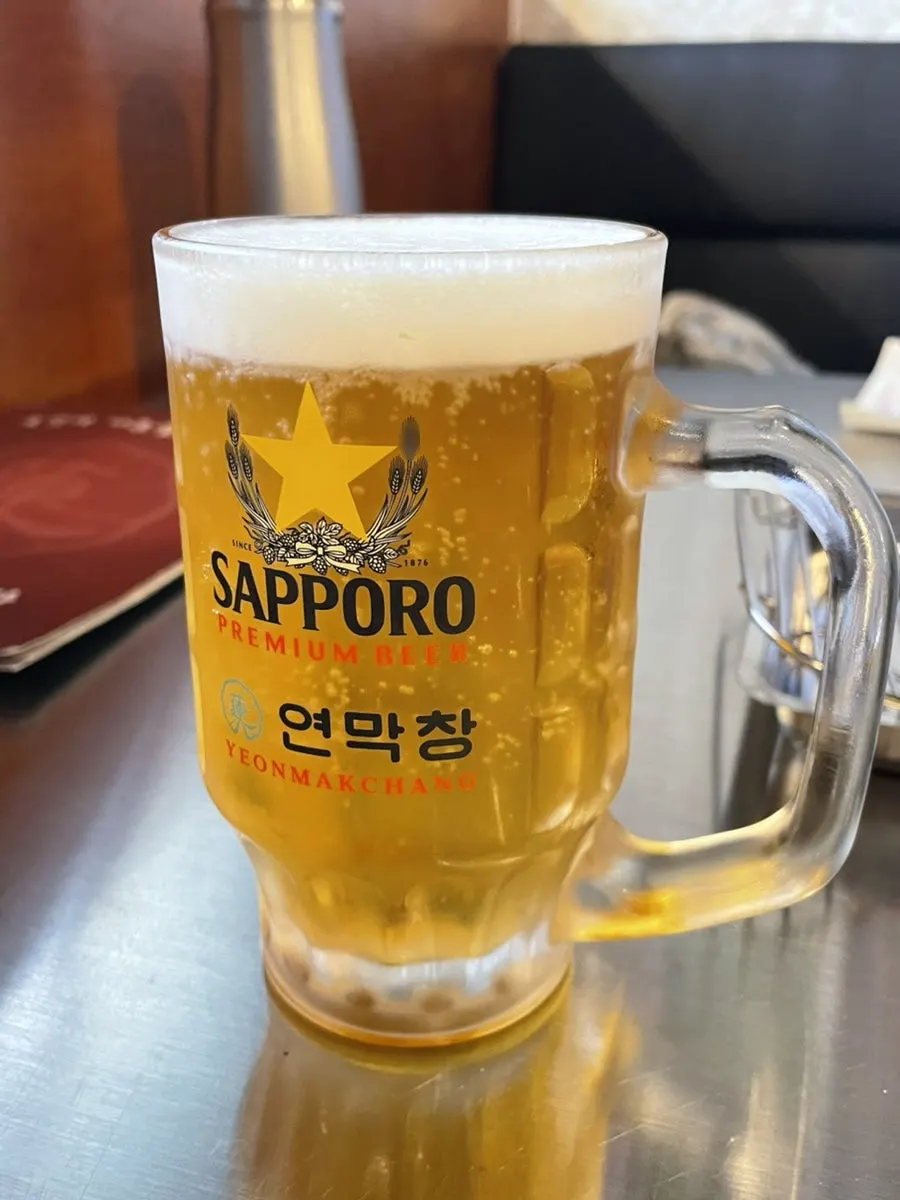 탄산이 올라오는 삿포로 생맥주 한 잔