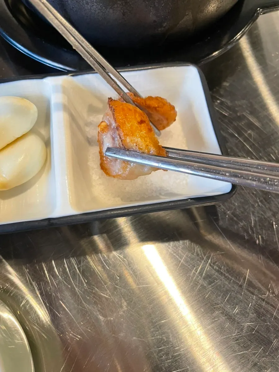 구워진 연막창 한 점