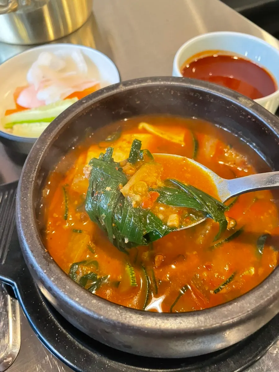 막창을 소스에 찍은 모습