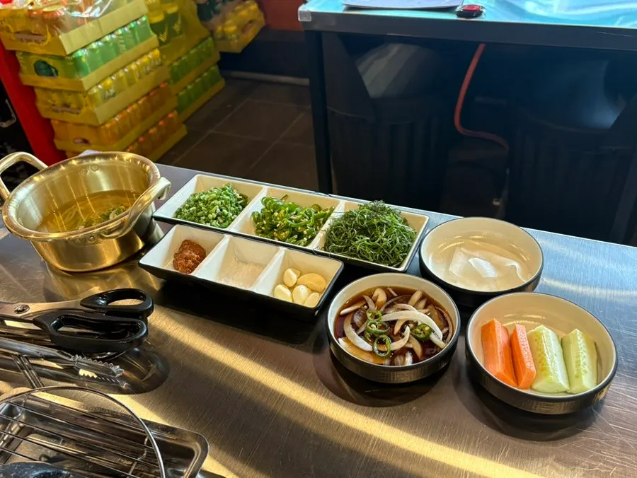 오이 당근 마늘 등 기본 반찬