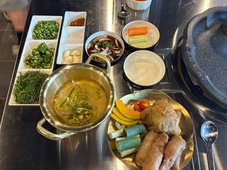 세팅된 불판과 상차림
