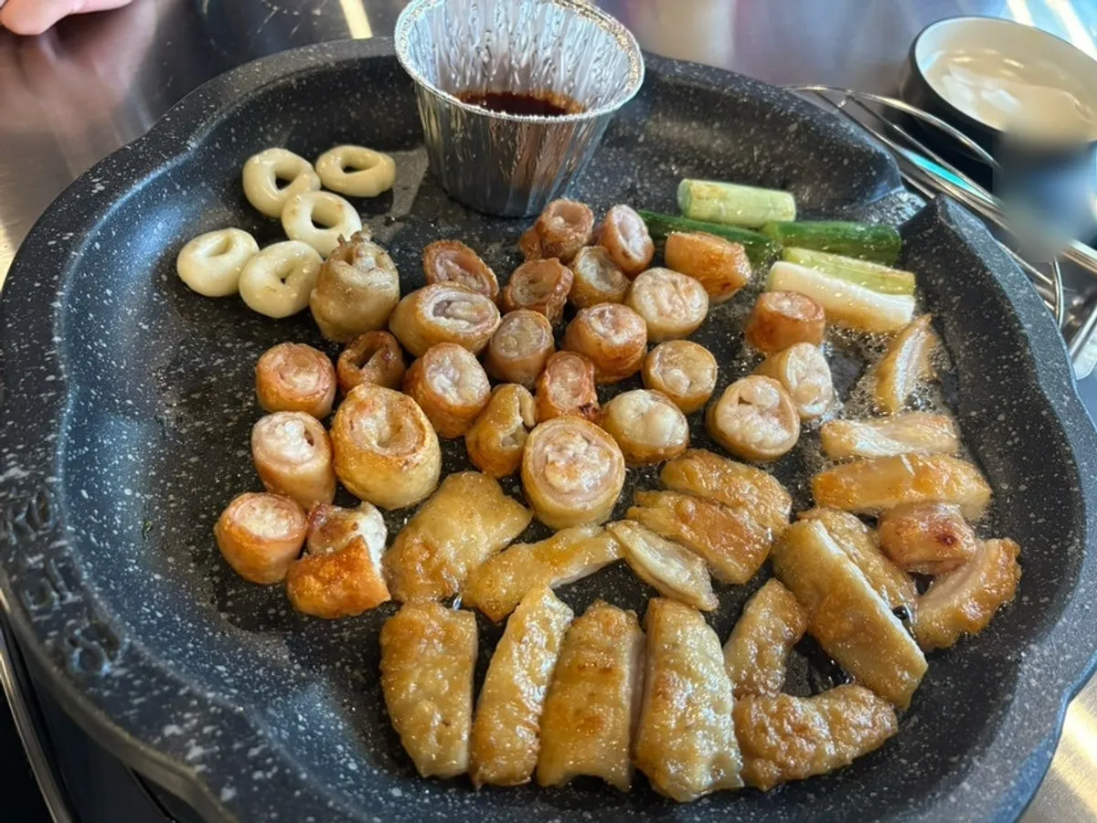 불판에서 익어가는 초벌 막창