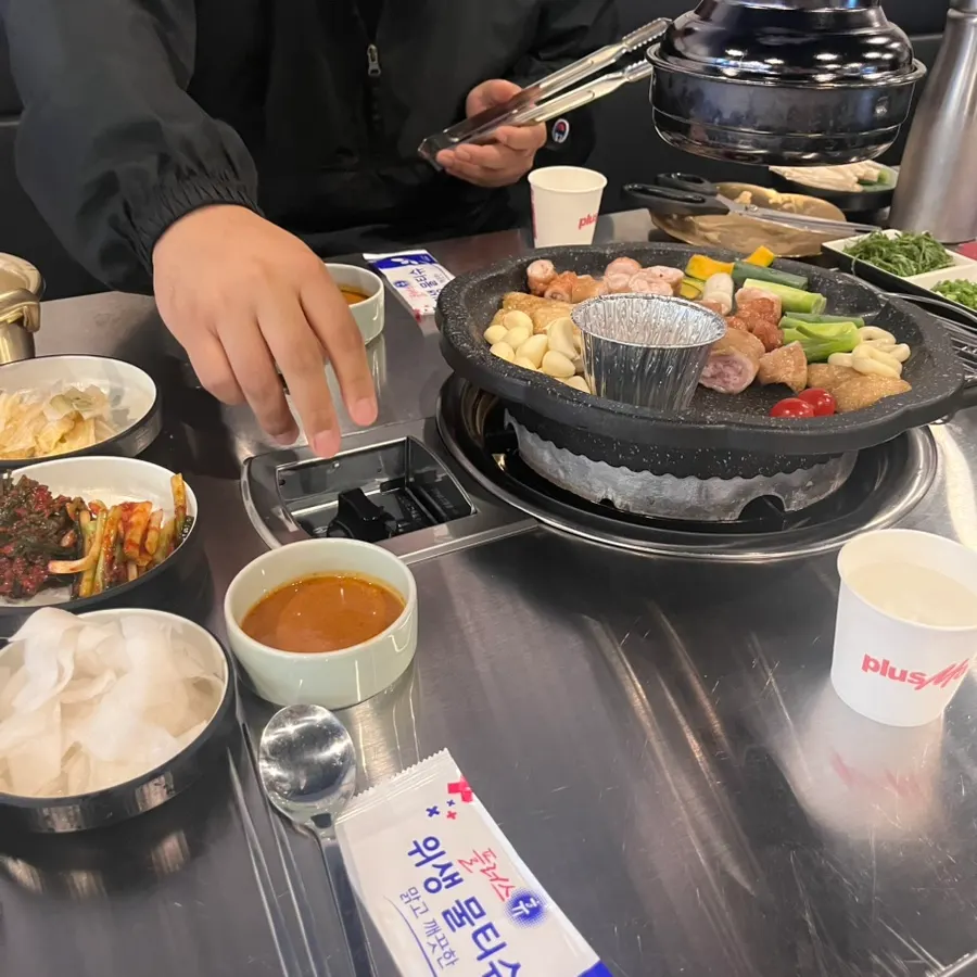 셀프바에서 담아온 쌈채소 접시