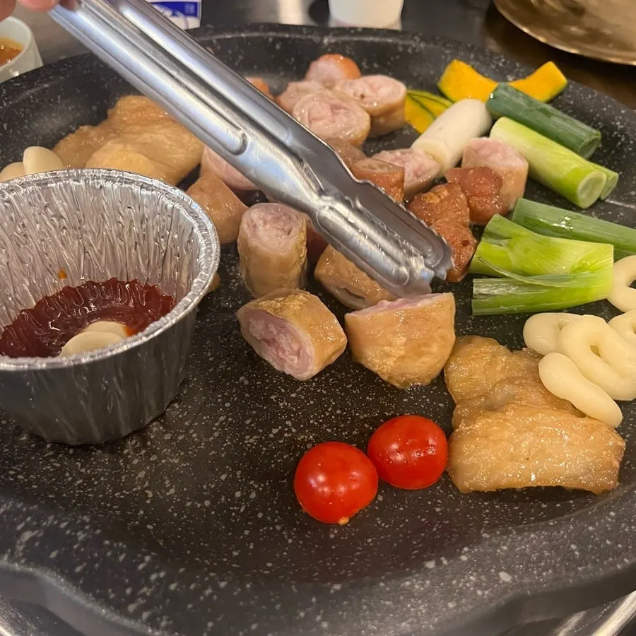 초벌된 막창을 불판에 올린 모습