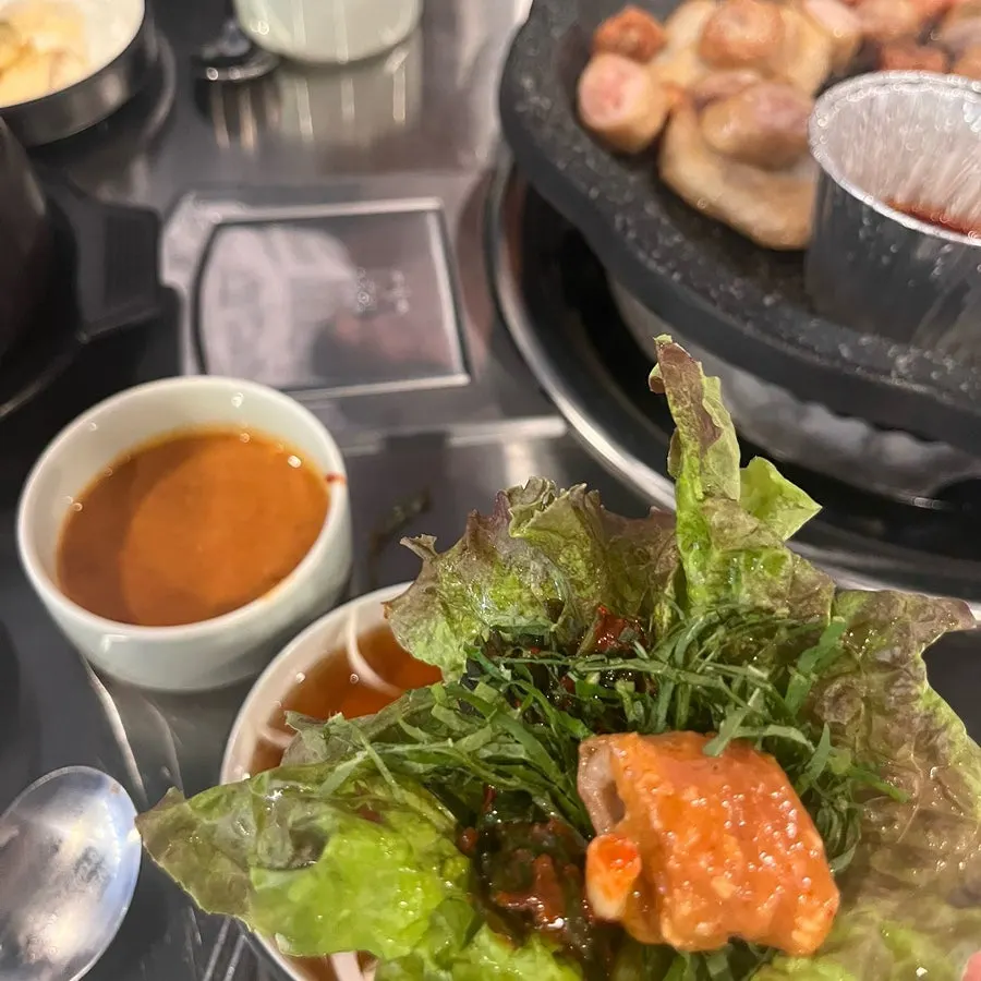 불판에 함께 구운 링모양 떡