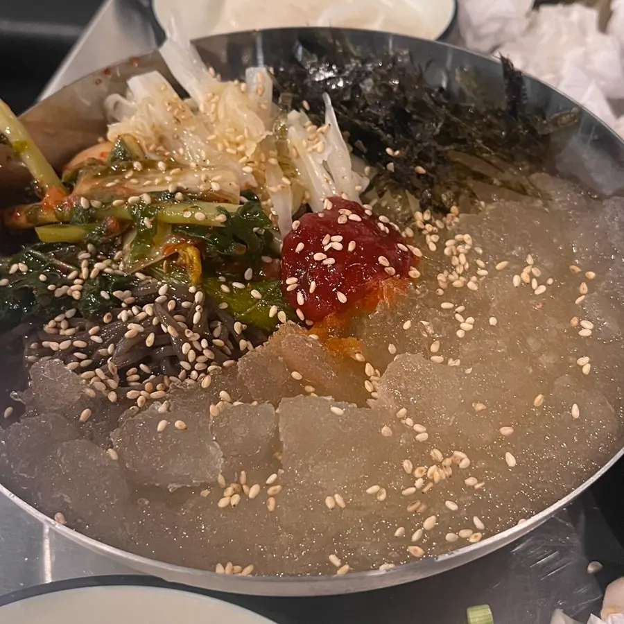 채소를 가득 넣은 막장 종지