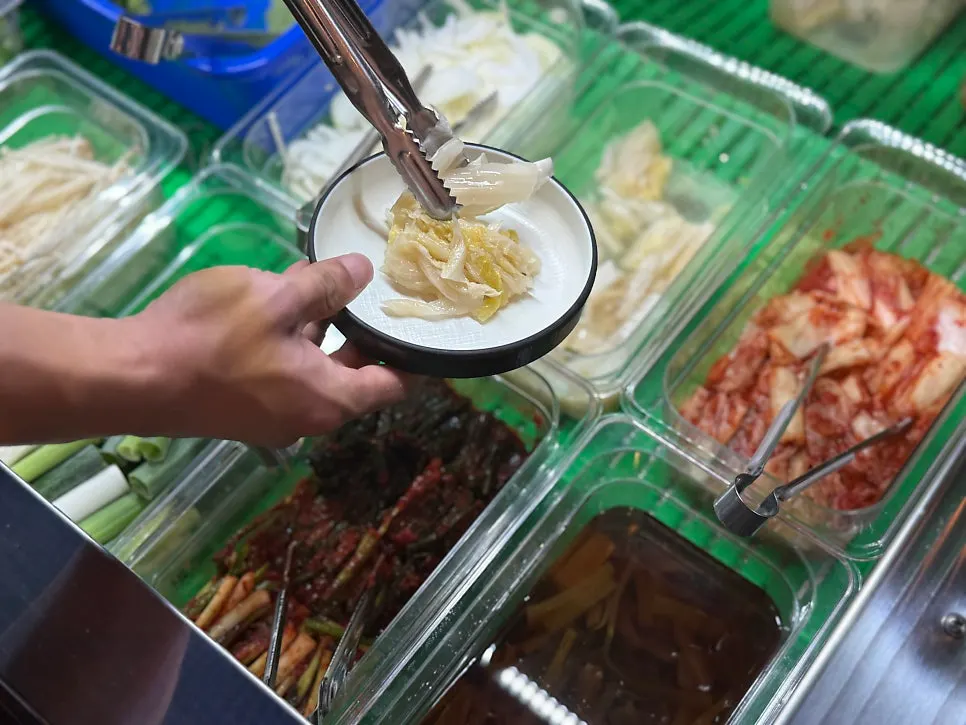 셀프바에서 가져온 백김치와 상추, 깻잎