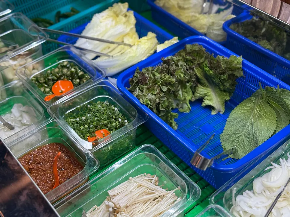 쌈채소와 함께 구워지는 막창