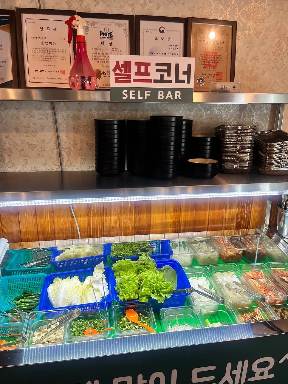 테이블이 놓인 연막창 단계점 홀