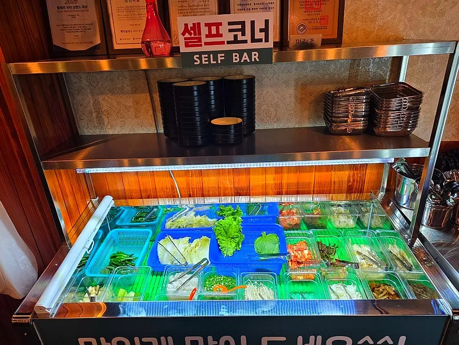 손님이 찬 연막창 단계점 홀 내부