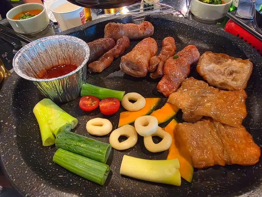 노릇하게 익은 연잎숙성막창 한 점