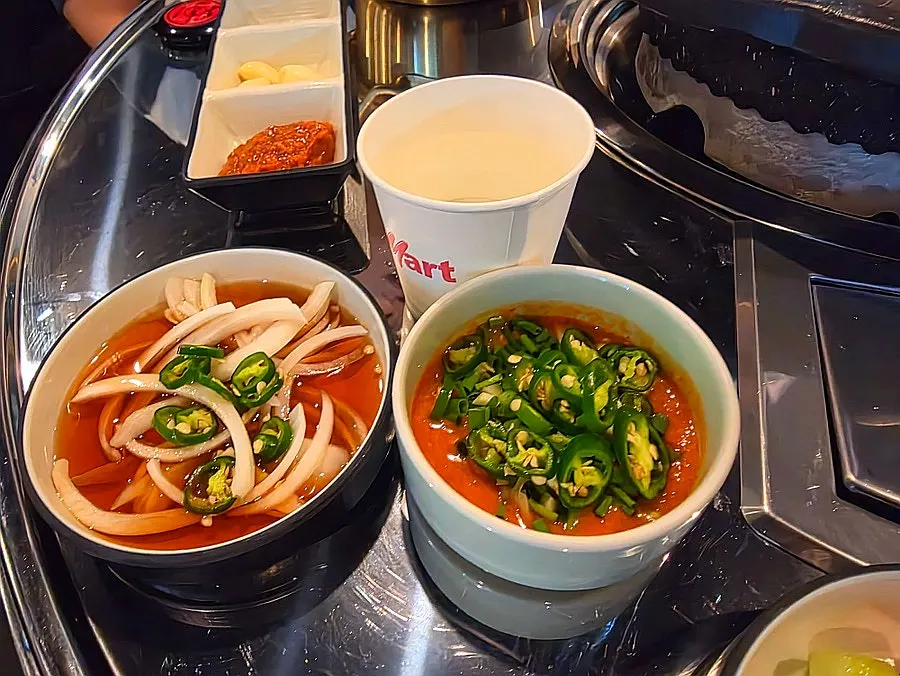 야채와 김치류가 놓인 셀프바