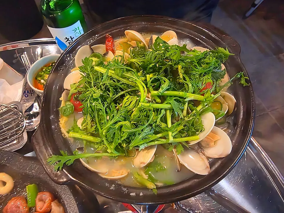 채소가 올라간 땡초백합술찜