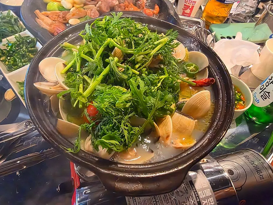 백합술찜 국물과 조개 한 그릇