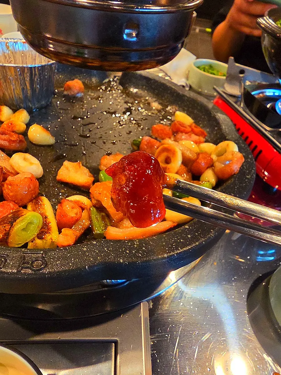 막창과 백합술찜을 함께 놓은 테이블