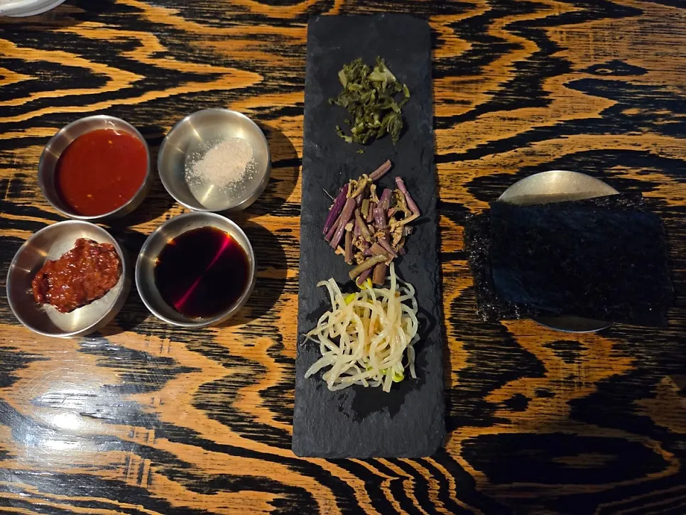 테이블에 차려진 기본 반찬 세팅