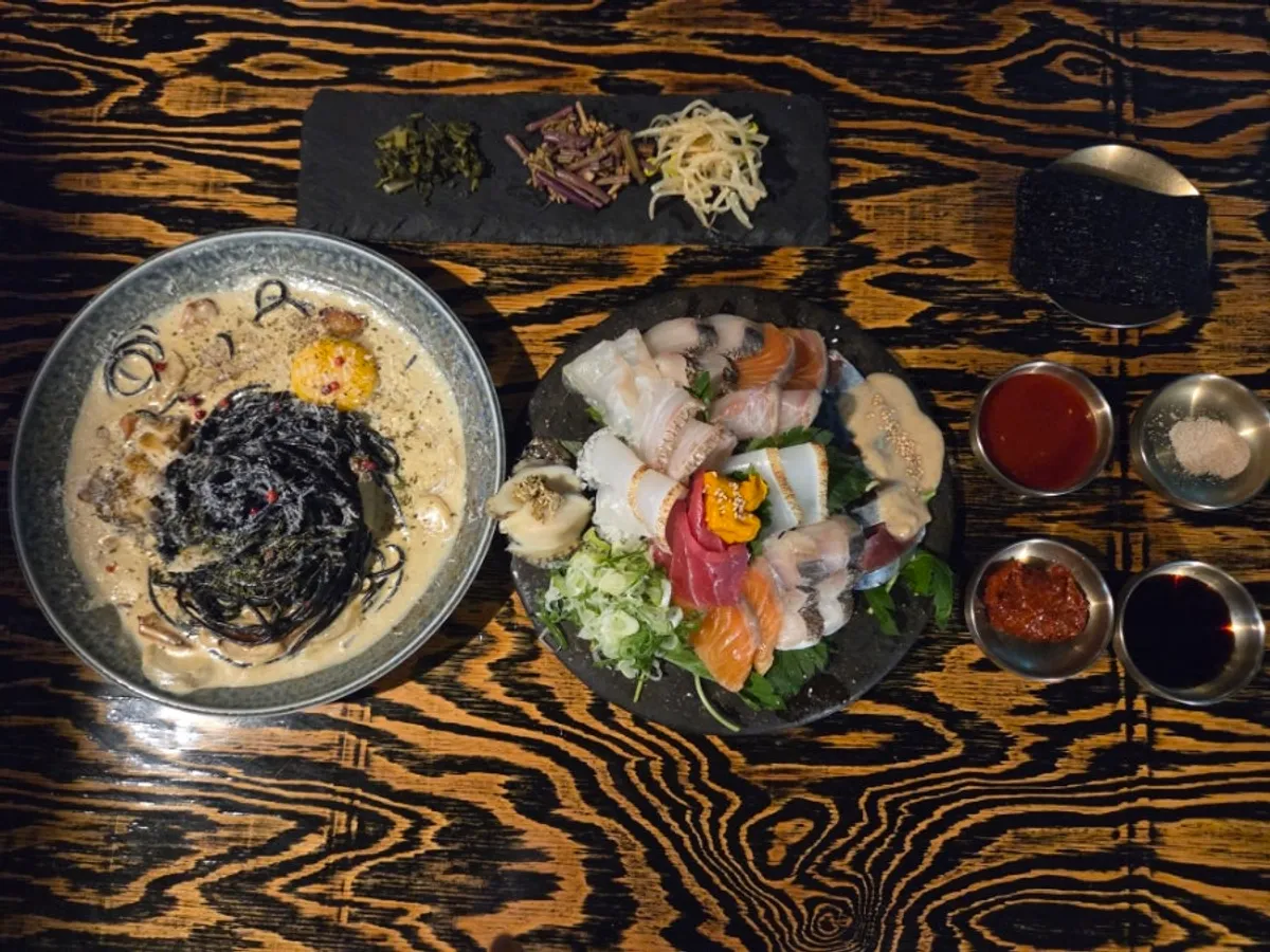 제철 모둠숙성회와 전복내장크림파스타 한상