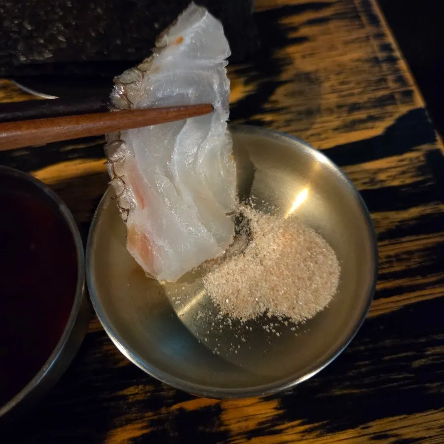 소금에 찍어 먹는 참돔 숙성회