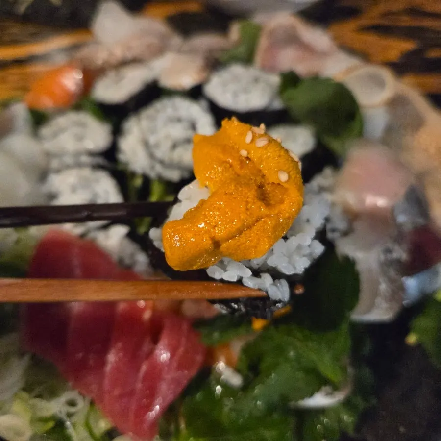 초대리김밥 위에 올린 우니