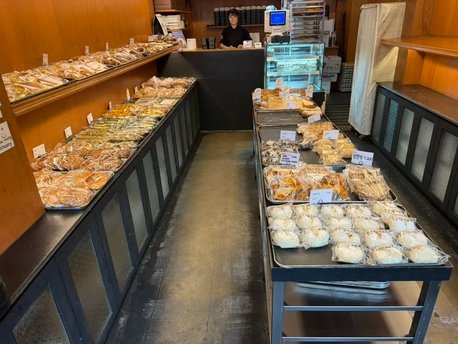 Mandong Jegwa店内のパン陳列