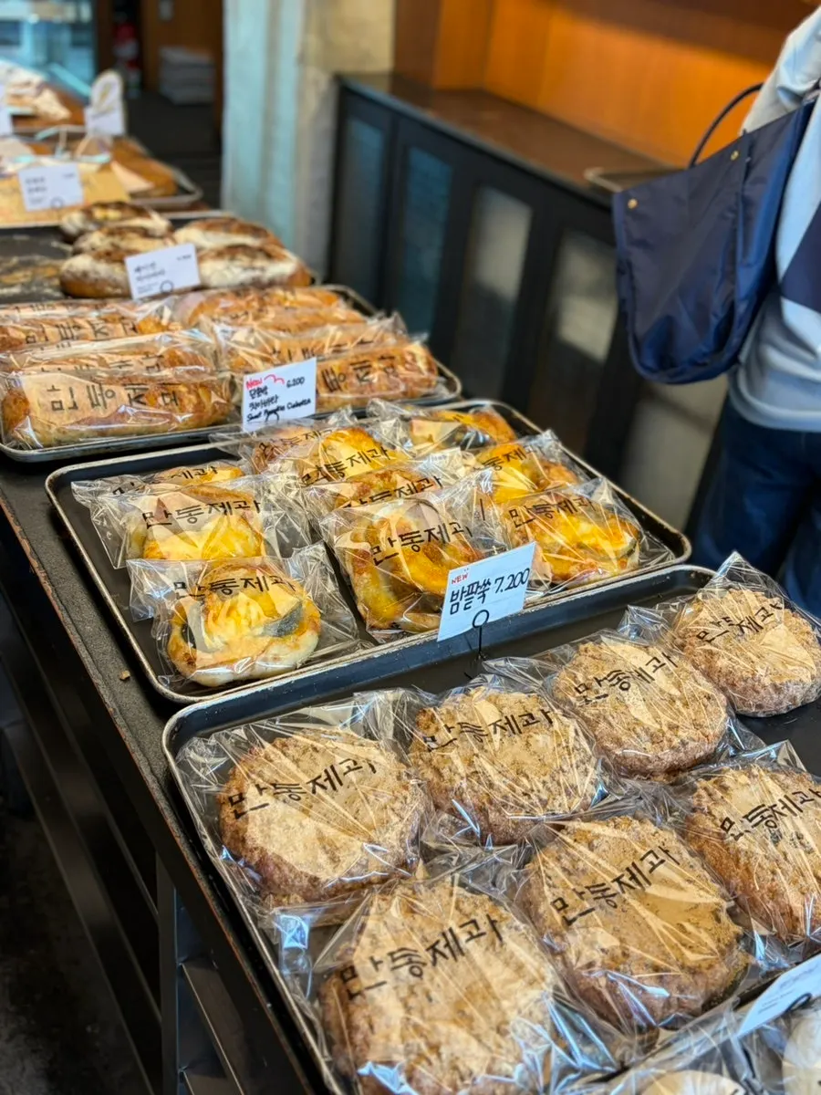Cleanly maintained bread display